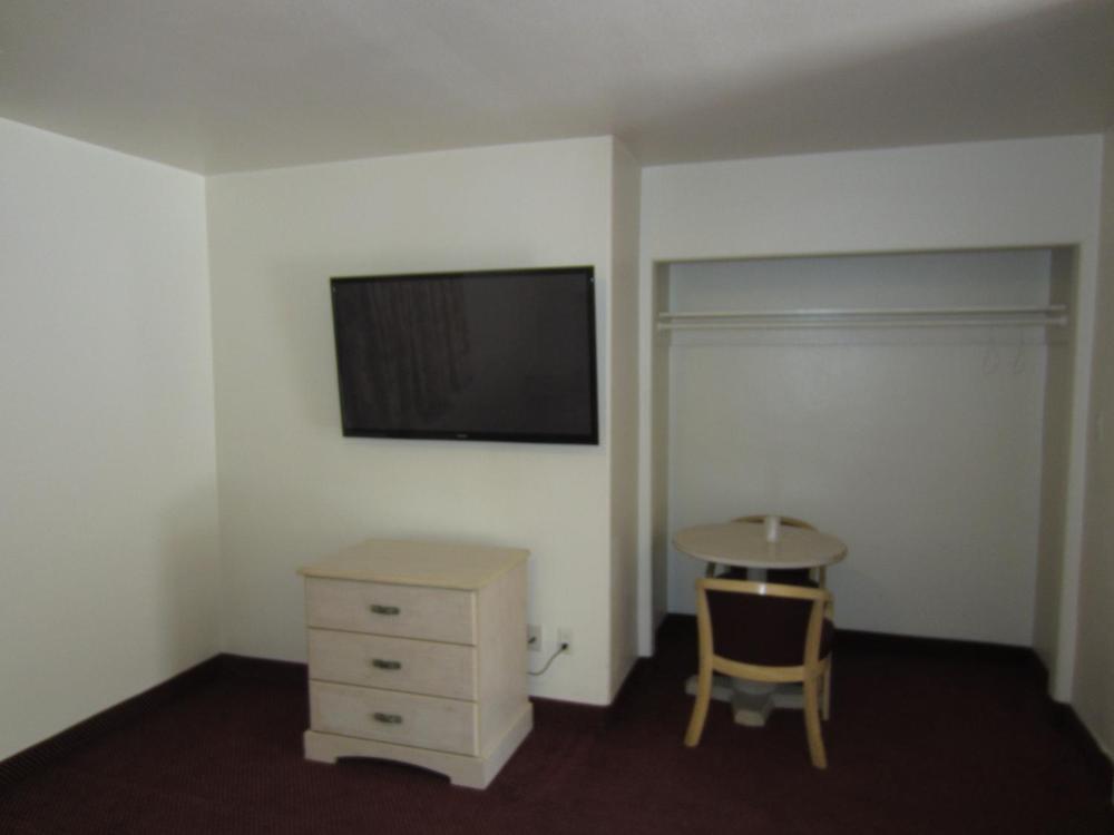 Queen Room interior
